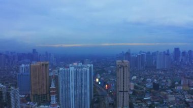 Makati City silueti ve modern binalar Metro Manila, Filipinler 'in iş bölgesi. Hava 4k