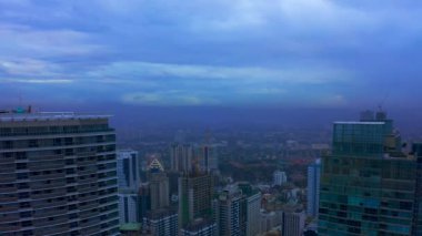 Makati City silueti ve modern binalar Metro Manila, Filipinler 'in iş bölgesi. Hava 4k