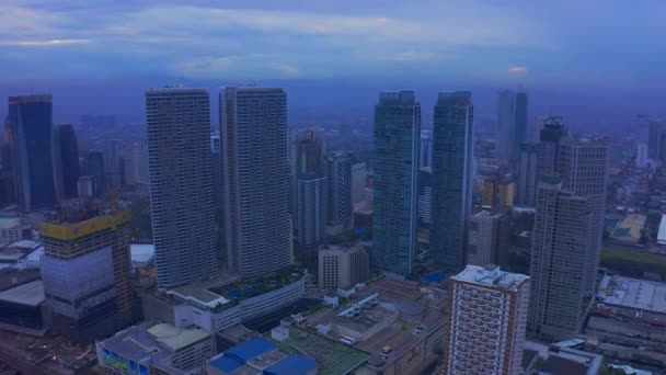 Makati City panorama a moderní budovy obchodní čtvrti metra Manila, Filipíny. Letecký 4k — Stock video