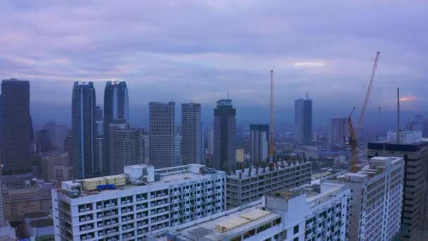 Makati City skyline och moderna byggnader affärsdistrikt Metro Manila, Filippinerna. Flygplan 4k — Stockvideo