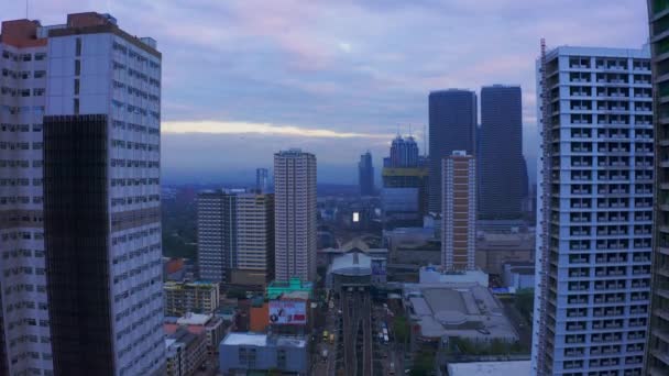 Makati City városképe és a modern épületek üzleti negyede Metro Manila, Fülöp-szigetek. Légi 4k — Stock videók