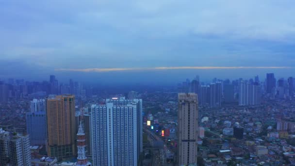 Makati City skyline y edificios modernos distrito de negocios de Metro Manila, Filipinas. Aéreo 4K — Vídeos de Stock