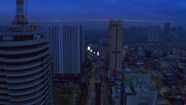 Makati City Skyline και μοντέρνα κτίρια επιχειρηματική περιοχή του μετρό Μανίλα, Φιλιππίνες. Εναέρια 4k — Αρχείο Βίντεο
