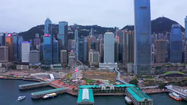 Merkezi bölgedeki Hong Kong Gözlem Çarkı ve Ifc, Tsim Sha Tsui feribot iskelesinden gözlem yapıyor. Hong Kong 15 Haziran 2019. — Stok video