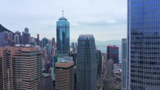 Luchtfoto van reflecties ramen van wolkenkrabbers in Hong Kong. — Stockvideo