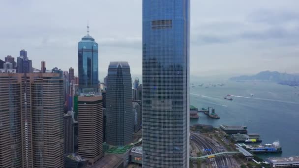 Hong Kong 'daki Uluslararası Finans Merkezi' nin gökdelen pencerelerinin hava görüntüsü. — Stok video
