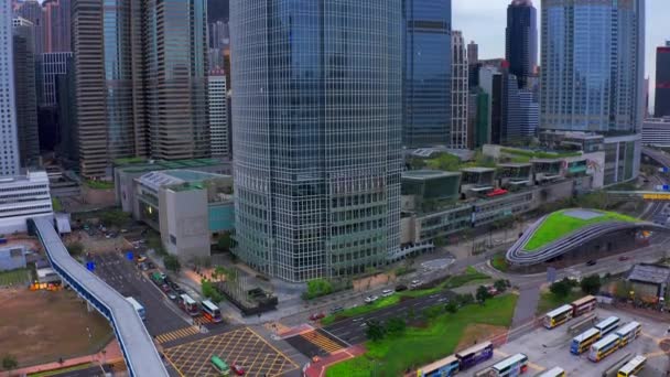Центральний район: дорожні та міські перевезення в цьому азіатському міжнародному бізнесовому та фінансовому центрі. Гонконг - 15 червня 2019. — стокове відео