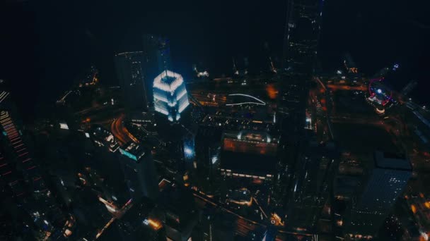 Edificio de oficinas con vista aérea por la noche en Hong Kong — Vídeos de Stock