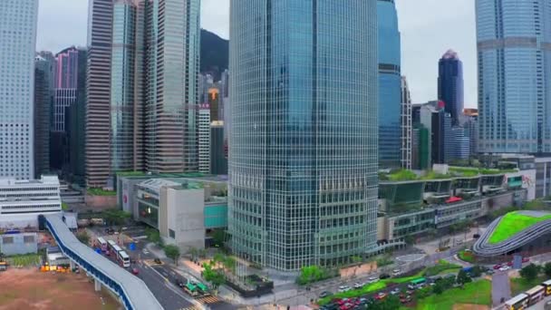 Πολυσύχναστος δρόμος κοντά στο εμπορικό κέντρο International Finance Centre ή το εμπορικό κέντρο Ifc, κεντρικό, Χονγκ Κονγκ. 15 Ιουλίου 2019 - Χονγκ Κονγκ, Κίνα — Αρχείο Βίντεο