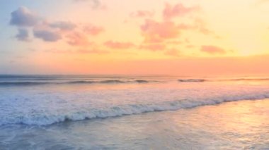 Hawaii sahilinde dramatik bir gün batımı. Hava görüntüsü 4K