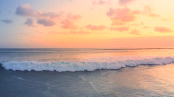 Temprano en la mañana, amanecer sobre el mar. Vista aérea 4K — Vídeo de stock