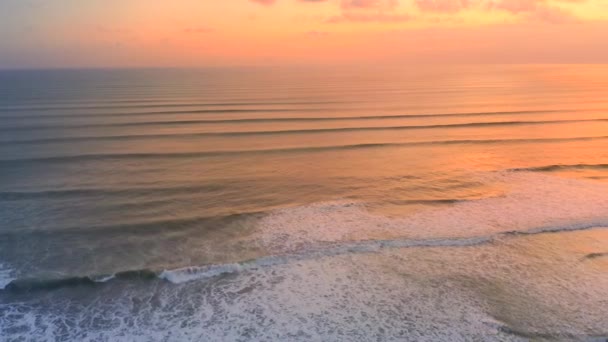 Pamorama de hermoso paisaje marino al atardecer. Vista aérea 4K — Vídeos de Stock