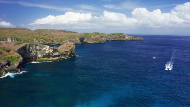 Landskap över turis läge Broken Beach och blått hav i Nusa Penida, Bali, Indonesien. Flygvy 4K — Stockvideo