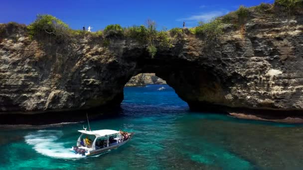 Widok z lotu ptaka na lazurowe morze w Broken Beach, Nusa Penida, Bali, Indonezja. BAILI, INDONESIA - 15 lutego 2020 r. Widok z lotu ptaka 4K — Wideo stockowe