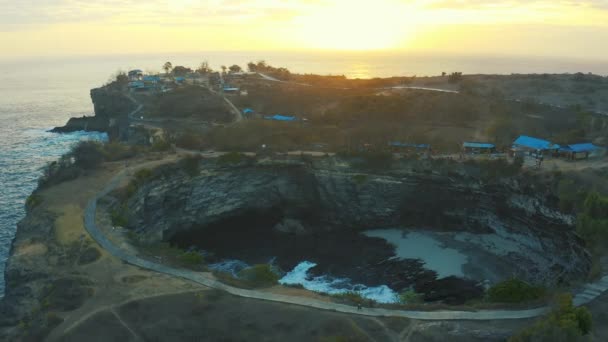 Arco de piedra sobre el mar llamado playa rota en Nusa Penida, Bali, Indonesia. Vista aérea 4K — Vídeos de Stock