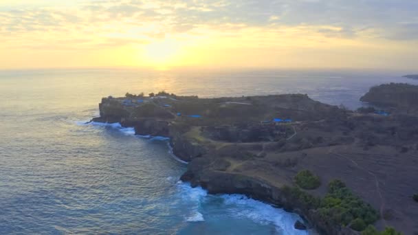 Zonsondergang naar Broken Beach in Nusa Penida, Bali, Indonesië. Luchtfoto 4K — Stockvideo