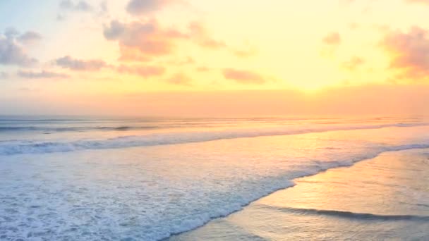 Kleurrijke zonsondergang boven de zee. Natuur samenstelling. Luchtfoto 4K — Stockvideo