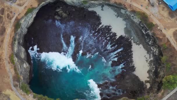 Horní pohled na Broken Bay díru v Nusa Penida, Bali, Indonésie. Letecký pohled 4K — Stock video