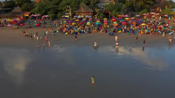 Renkli şemsiyeli plaj, Seminyak Sahili 'nde hava manzaralı. 15 Ocak 2020: Bali, Endonezya. — Stok video