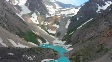 Kuzey Şelaleleri 'nin Buzul Gölleri, ABD. Hava görüntüsü 4K