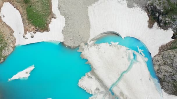 翡翠绿湖，位于美国北喀斯喀斯荒原的高处。Aerial view 4K — 图库视频影像