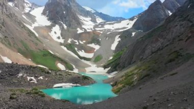 Kuzey Cascades Ulusal Parkı, ABD 'nin kuzey Washington eyaletinin göl ve dağ sırasıdır. Hava görüntüsü 4K