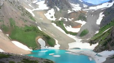 Kuzey Cascades Ulusal Parkı 'ndaki Turkuaz Buzul Gölü, Washington, ABD. Hava görüntüsü 4K