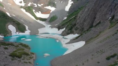 Aşırı bir yürüyüş yolu ile ulaşılabilen Saklı Göl manzarası, ABD 'nin Kuzey Cascade Ulusal Parkı dağlarının arka planıyla ödüllendirilir. Hava görüntüsü 4K