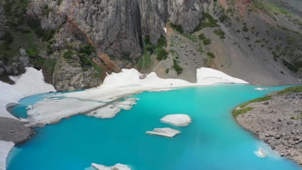 Paysage alpin atmosphérique à beau lac glaciaire dans la vallée des hautes terres. Vue aérienne 4K — Video