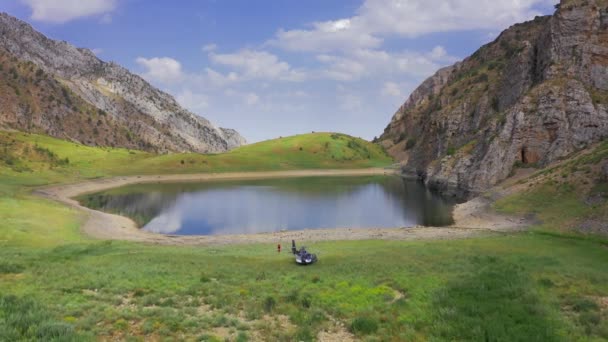 以下の観光客と山の湖の景色とヘリコプター。エアラビュー｜4K — ストック動画