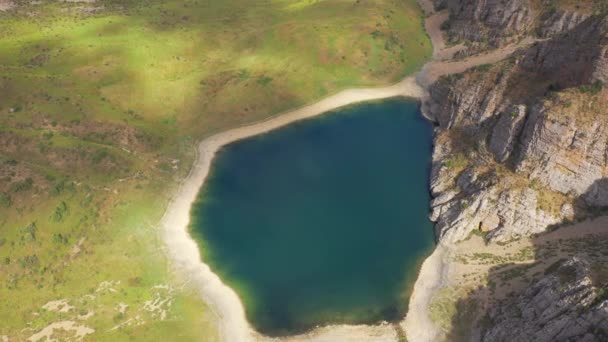 파노라마는 청록색 물과 푸른 풀이 있는 산호수이다. 물 속에 떠 있는 하늘과 구름들을 생각 해 보라. 높은 산과 호수가 있는 아름다운 봄 풍경. 공중에서 본 4K. — 비디오
