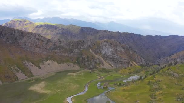 Panorama van bergen en kronkelende rivier. Luchtfoto 4K. — Stockvideo