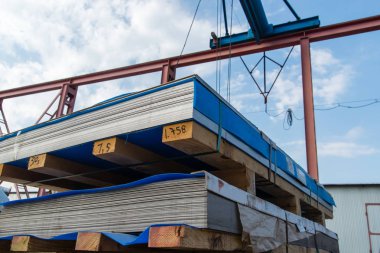 Palet üzerindeki metal levha