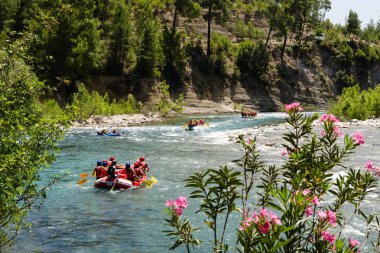 Grup rafting nehrinin aşağı kayan