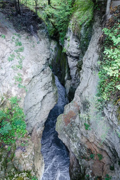Der Fluss Ist Den Felsen Eingeklemmt — Stockfoto