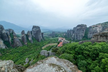 Meteora Yunanistan Manastır Vadisi ve dağ manzaralı