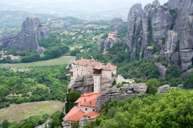 Meteora Yunanistan Manastır Vadisi ve dağ manzaralı