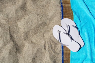 Kadın floplar flip ve yaz aylarında sahilde havlu