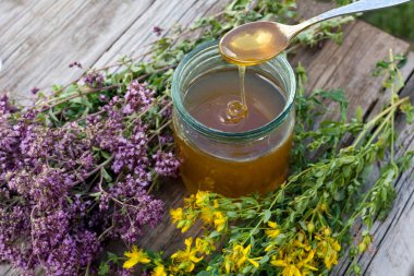 ot Hypericum kekik ve bal ahşap arka plan üzerinde