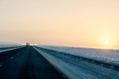Kış otoyol Orenburg bölgesi siste