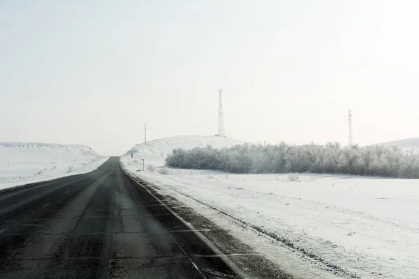 Motorväg i bergen i Orenburg-regionen — Stockfoto