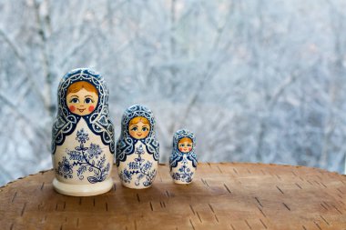 Matreshka bebek ahşap arka plan üzerinde