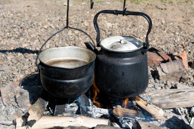 su ısıtıcısı ve kamp ateşi potu