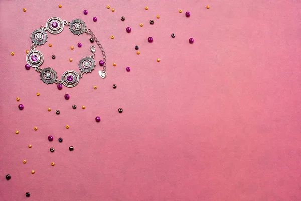 Bracelet Motif Carte Postale Perles Sur Fond Rose — Photo