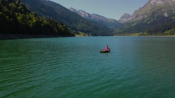 Teknede Uzun Sarı Saçlı Bir Kadın Mankenle Romantik Bir Sahne — Stok video