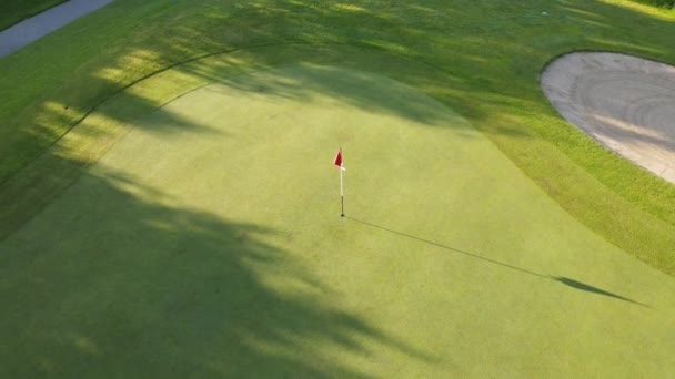 Cours d'or entretien vert d'en haut. Tondeuse sur vert