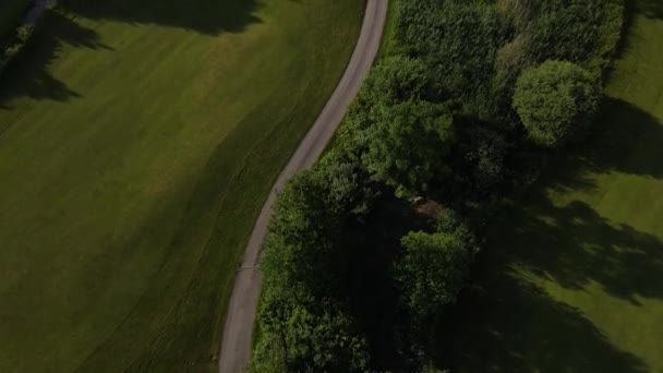 上からゴールドコースグリーンメンテナンス 緑の芝刈り機 — ストック動画