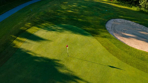 Golfplatz Fliegt Über Grün Goldkurs Holzhäuser Schweiz — Stockfoto