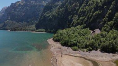 Beyaz bir plajın insansız hava aracı görüntüsü ve İsviçre 'de berrak mavi su