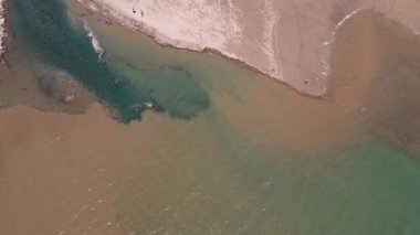 Beyaz bir plajın insansız hava aracı görüntüsü ve İsviçre 'de berrak mavi su